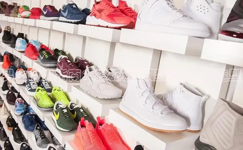 米兰app官网下载最新版一径科技男生时尚指南：搭配运动鞋提升西服造型