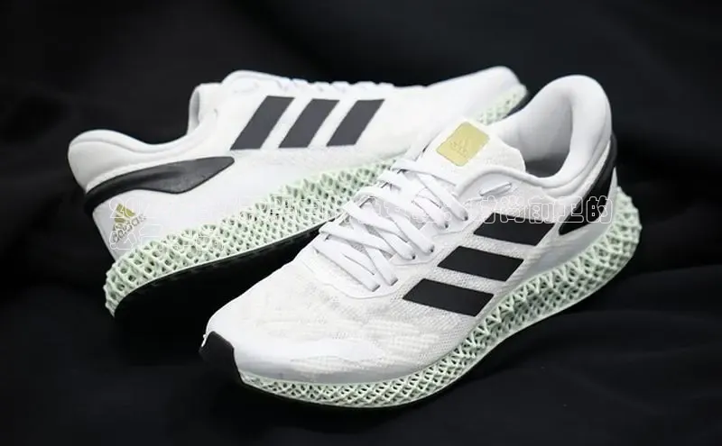 米兰·全站app登录app梯哥哥科技2024 年新款黑白拼色女鞋：时尚前卫的
必备单品