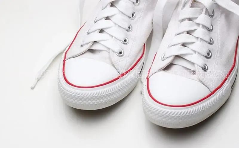 特步2025系列：创新科技引领时尚潮流的女运动鞋新品发布