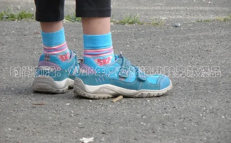 时尚前沿：2025年度安踏运动鞋男款爆品